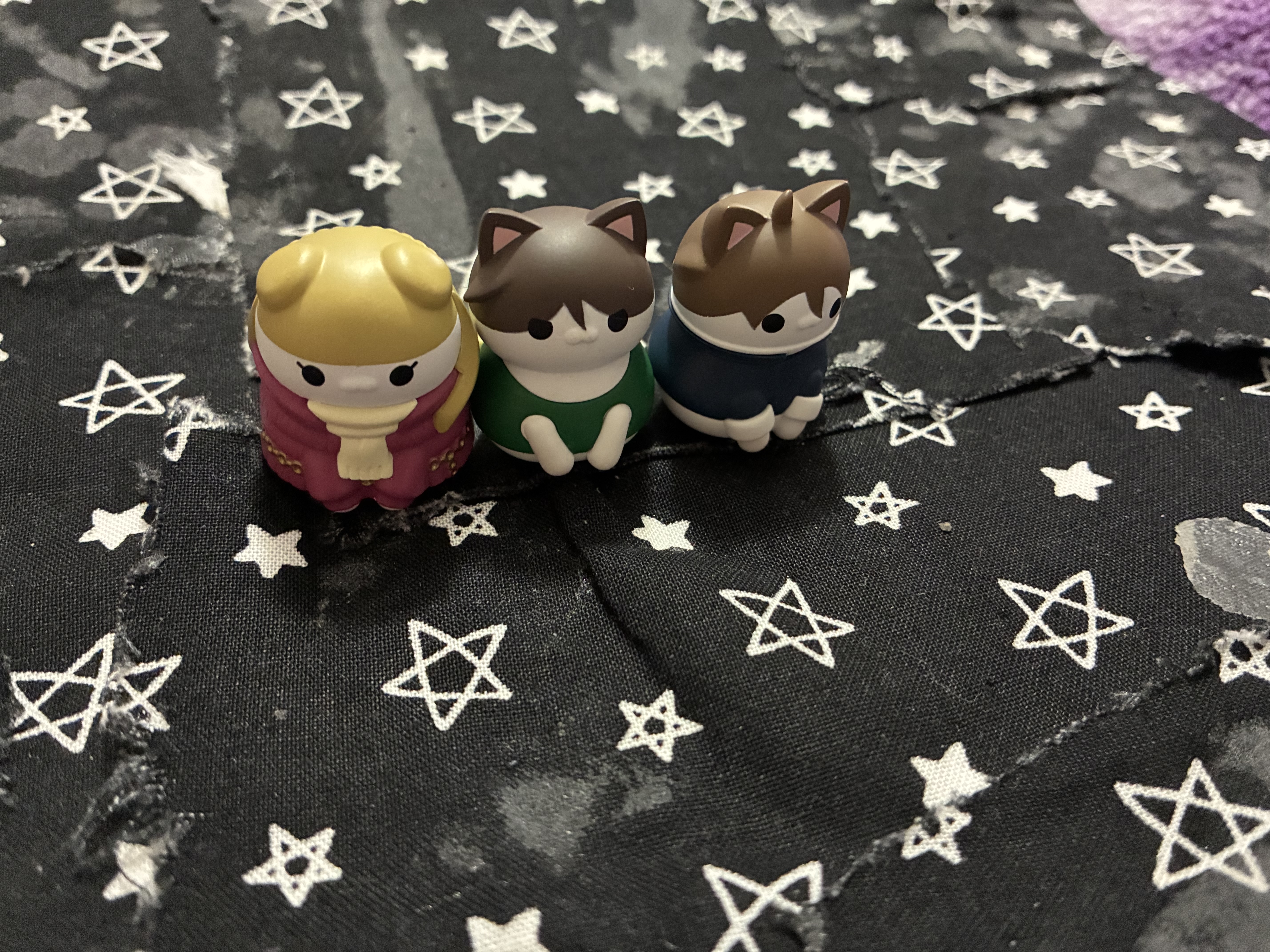 Duo, Relena, and Heero cat next to each other.